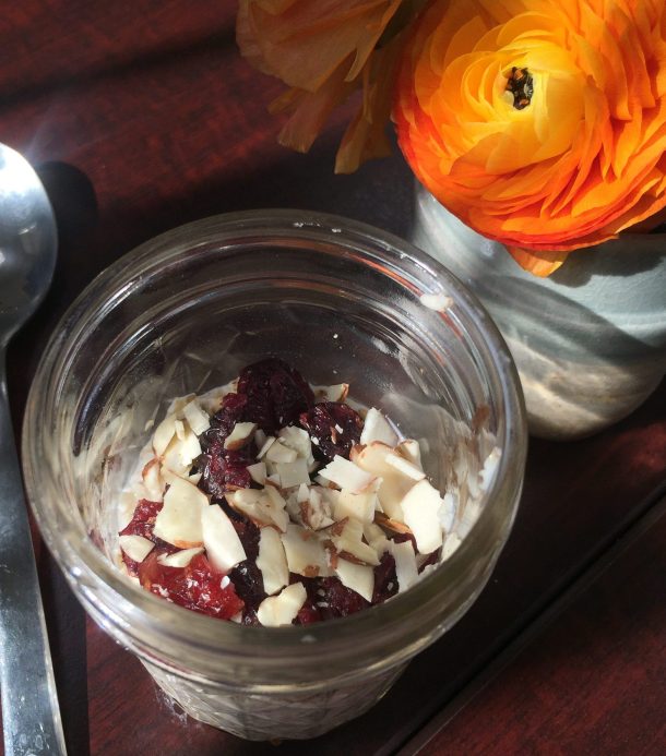 Vanilla Overnight Oats with Almonds and Cranberries | @innatsshoes